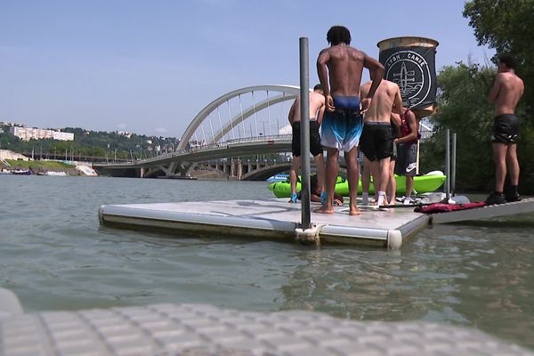 Des jeunes se baignent dans le Rhône le 28 juin 2024.