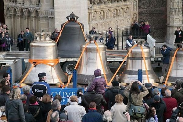 Les cloches de Villedieu sur le parvis de Notre-Dame-de-Paris, jeudi 31 janvier 2013