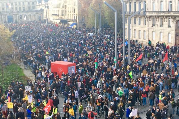 Des milliers de manifestants convergent vers la place Pey-Berland, qui marque la fin de la mobilisation déclarée. 