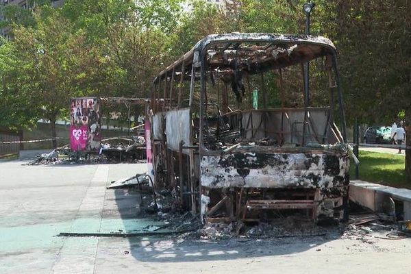 Le bus du coeur des femmes incendié à Bobigny.