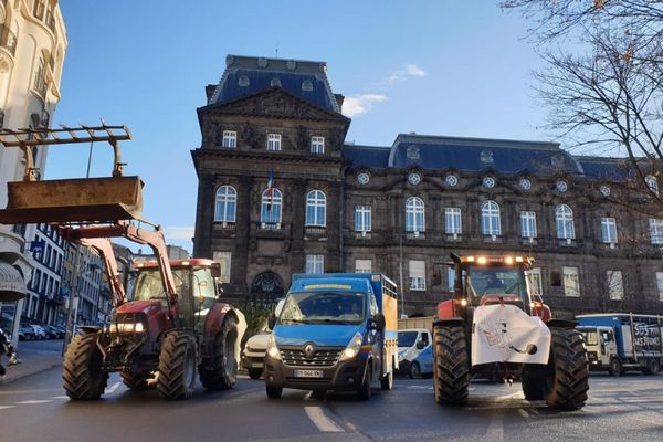 Jeudi 23 décembre, des camions, des tracteurs et des bétaillères ont convergé vers le centre de Clermont-Ferrand.