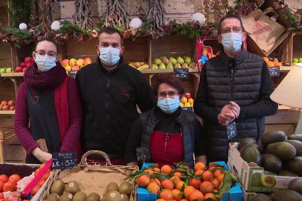 A Gauche : Cheryl Durand et Kévin Carré, les futurs propriétaires. A droite : Elisabeth et Jocelyn Gosse, propriétaires depuis 36 ans