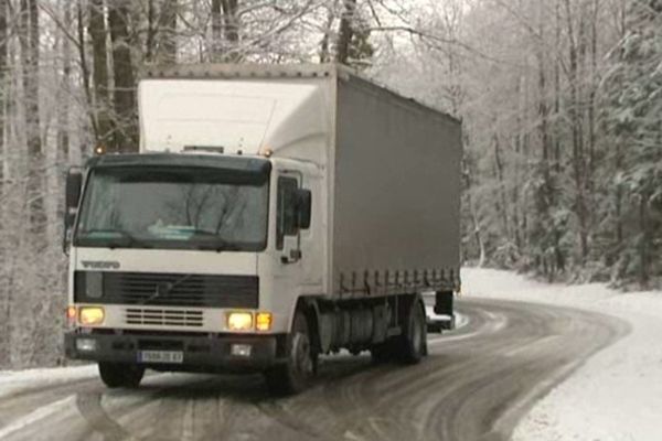 Ce camion est obligé de manoeuvrer en marche arrière pour retrouver un axe dégagé