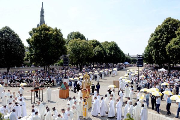 Au Grand pardon de Saint-Anne d'Auray, la procession avec les statues et bannières a rassemblé 20 000 personnes ce jeudi matin.