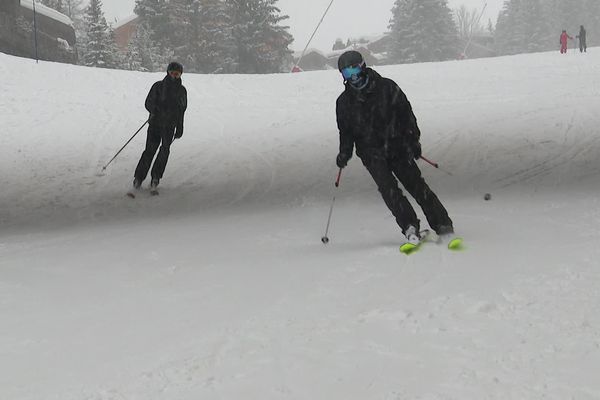 La station de Courchevel, en Savoie, a ouvert une piste bleue malgré la fermeture des remontées mécaniques.