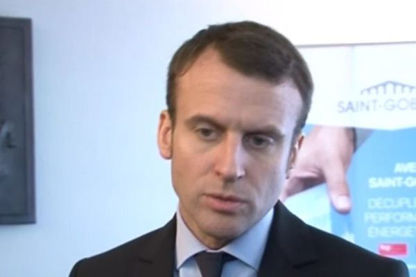 Emmanuel Macron répond à la presse.