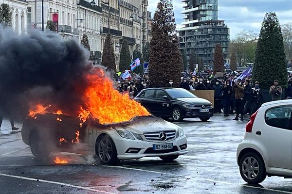 Voiture brûlée en marge de la manif des retraites “Je suis dégoûté, je ne roule pas sur l'or" témoigne le propriétaire