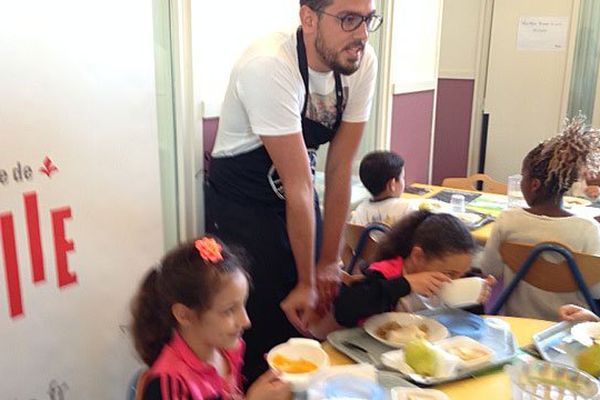 A Lille, des chefs cuisinent cette semaine pour les enfants des écoles.