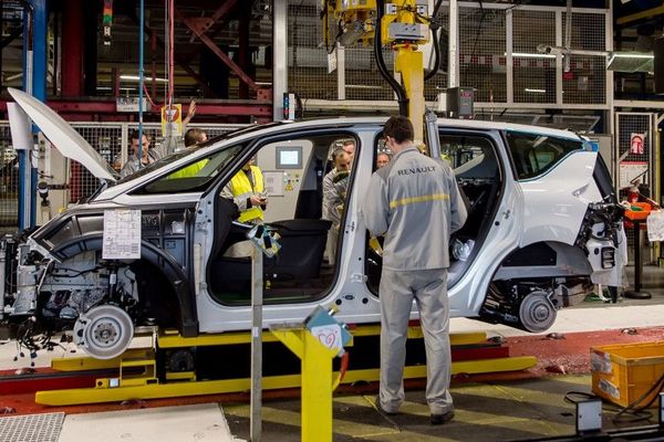 Chaîne de montage à l'usine Renault de Douai.