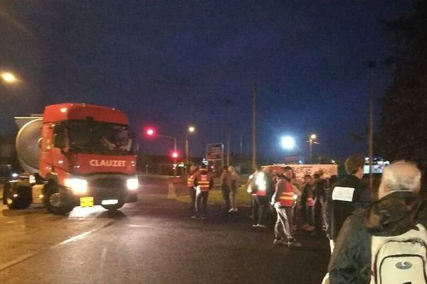 Depuis 6H00, mardi 26 septembre, une quarantaine de manifestants, majoritairement des militants CGT s’est rassemblée devant le dépôt de carburant de Cournon-d’Auvergne, dans le Puy-de-Dôme.