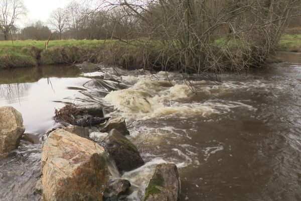 Le niveau de la Gartempe est bien bas avec les rochers apparents, ce qui inquiète sur l'approvisionnement en eau cet été.