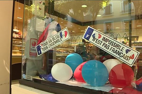 Tous les commerces se sont mis aux couleurs de la France