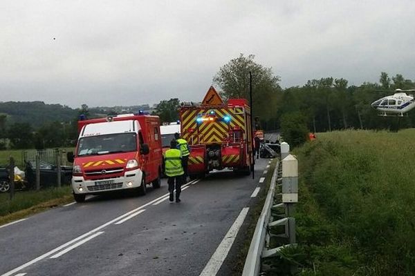 Sur la chaussée et à gauche de la photo, les deux véhicules accidentés