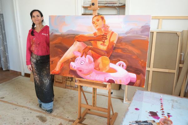 Patricia Dubois, artiste peintre met en scène sujet et modèle comme dans le tableau "Cochonnerie".