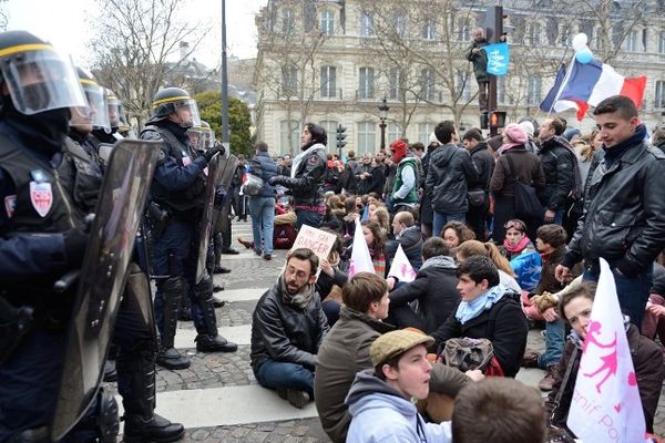 Des manifestants contre le Mariage pour tous lors de la mobilisation du dimanche 24 mars 2013, sur les Champs-Elysées à Paris. 