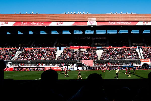 La tribune Foucauld du stade Francis-le-Blé est la seule qui ne comporte pas de structure tubulaire interdite par le règlement de l'UEFA
