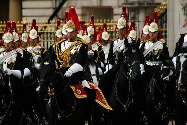 C'est en se cachant dans un bus britannique revenant des cérémonies en France du centenaire de la bataille de la Somme et transportant des Horses Guards que les 3 passagers clandestins ont pu gagner le Royaume-Uni.