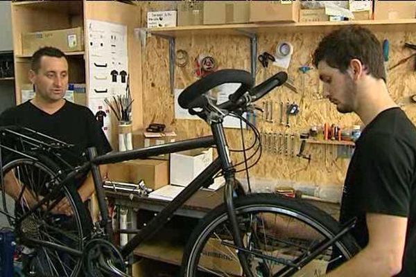 Trois amis auvergnats ont réalisé leur rêve de gosse : Imaginer, dessiner et assembler leur compagnon de route : Ce vélo de voyage est devenu une véritable marque indépendante française.