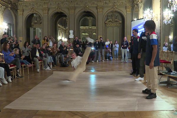 Les danseurs de l'équipe de France de breakdance ont fait une démonstration lors d'une conférence à la mairie de Nancy lundi 23 octobre 2023.