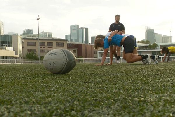 Au club de Courbevoie, les jeunes s'entraînent à être le plus réactifs possible durant le mondial