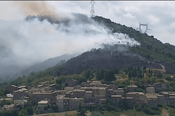 Spectaculaire incendie à Toulaud (Ardèche) - 8/7/15