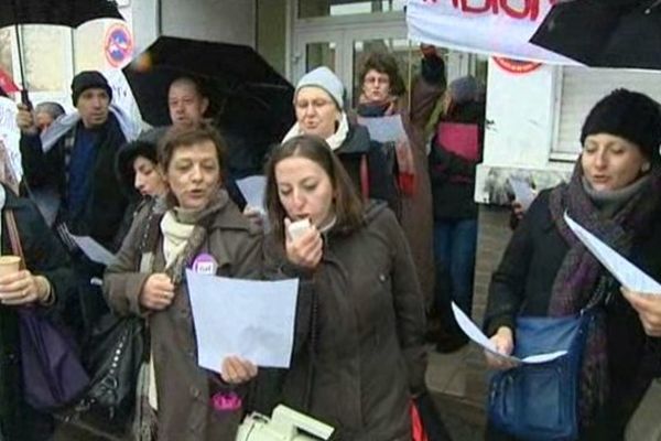 Les grévistes manifestent devant le siège de l'UDAF