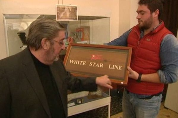 Ici, une plaque qui avait été montée à bord du Titanic avant d'être retirée pour un petit défaut de fabrication; Une pièce particulièrement rare