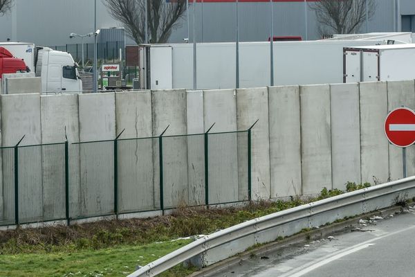 Un mur "anti-intrusions" est en construction autour de la station Total de la zone Marcel Doret à Calais.