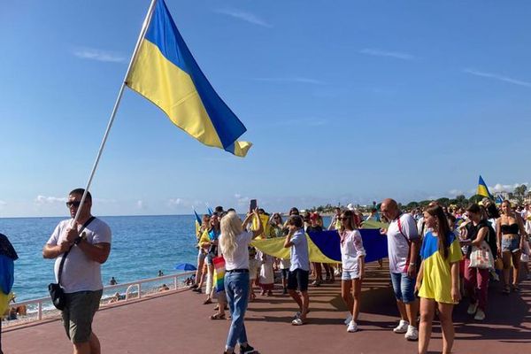 Les manifestations de solidarité envers les Ukrainiens sont encore présentes comme ici, le 24 août, sur la promenade des Anglais, à Nice, mais les dons baissent.