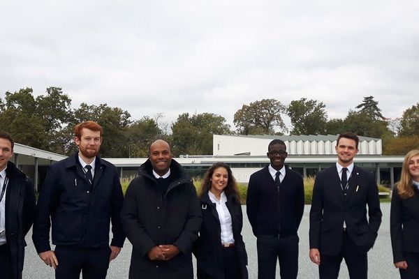 Une partie de le promotion 2018-2019 d'étudiants aviateurs, en formation à l'Enac (Ecole nationale de l'aviation civile), de Toulouse.