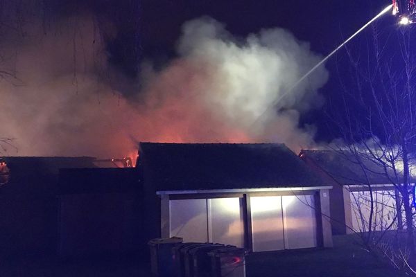 Un incendie a ravagé la cantine centrale de la commune du Rheu, dans l'agglomération rennaise, dans la nuit du 29 au 30 décembre 2018.