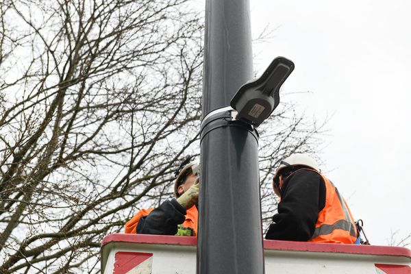 Installation d'un capteur de la société Exem permettant de suivre l'évolution des ondes électromagnétiques près des émetteurs 5G