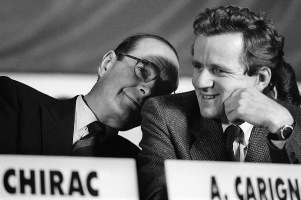 Jacques Chirac plaisante avec Alain Carignon, maire de Grenoble et tête de liste RPR dans l'Isère, lors d'un meeting le 6 février 1986 à Grenoble