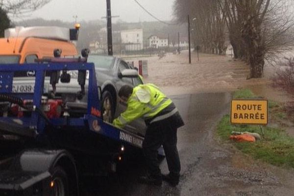 Un automobiliste surpris par la crûe de la Nive, secouru par les pompiers vers 16h, hier mercredi. Le naufragé est indemne