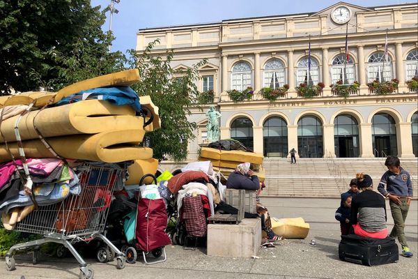 Des Roms et des Albanais expulsés de leur abri de fortune se retrouvent devant la Mairie de Saint-Etienne