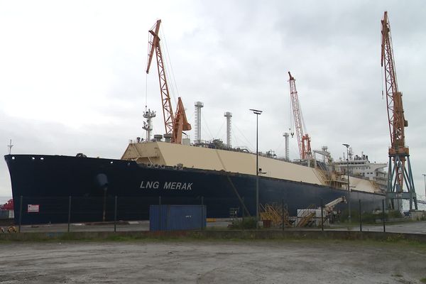 Le méthanier LNG Merak, en réparation dans le port de Brest, sert à la livraison de gaz naturel liquéfié (GNL) en Europe et dans le monde.