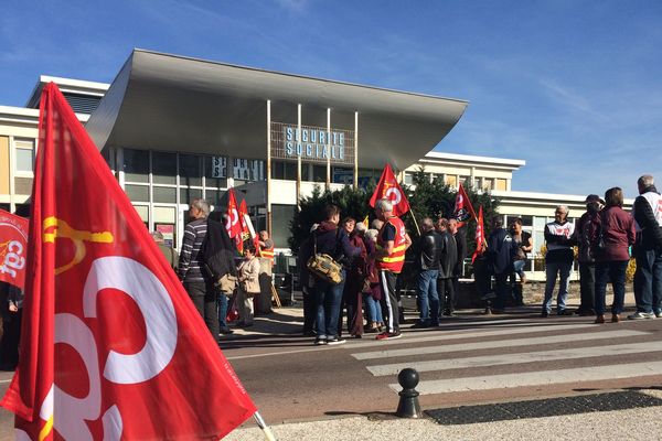 A Aurillac ( Cantal) des retraités sont descendus dans la rue le 30 mars 2017 pour interpeller les candidats à l'élection présidentielle. 