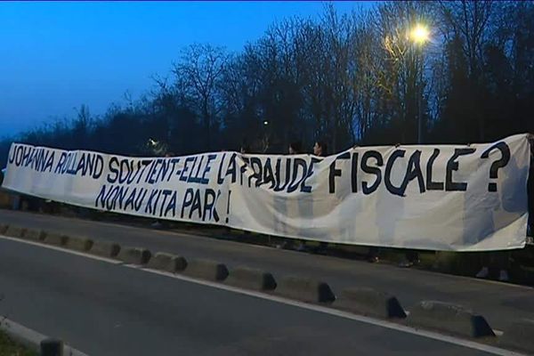 La banderole a été déployée à l'occasion du grand débat organisé salle Nantes Erdre