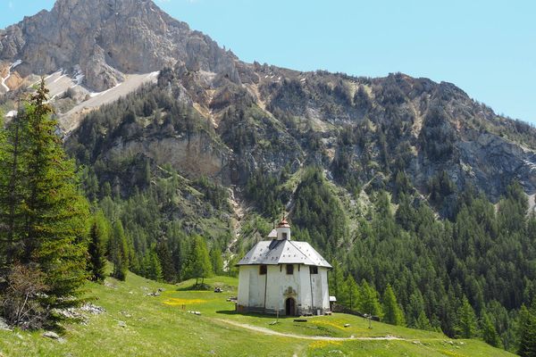 La chapelle de Notre-Dame des Vernettes est située à 1 800 mètres d'altitude en Tarentaise, sur le territoire de la commune de Peisey-Nancroix.