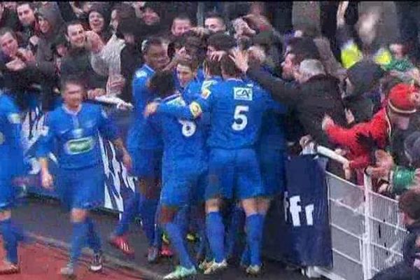 La joie des avranchinais après un but inscrit en coupe de France face à Lens le 4 janvier 2014