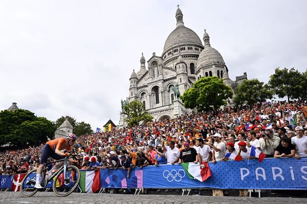 Les spectateurs étaient venus en nombre pour encourager les coureurs depuis les marches du Sacré Cœur.