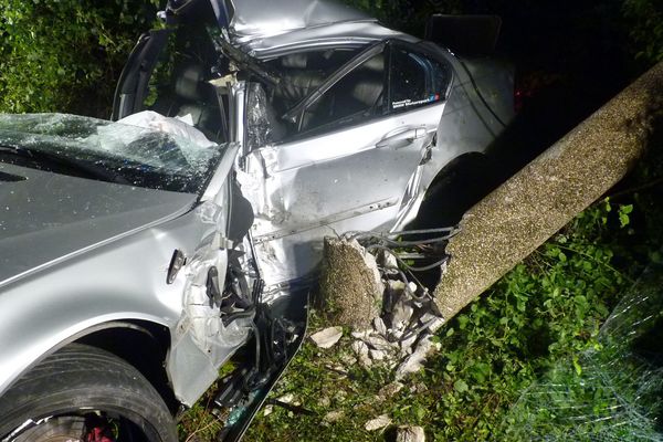 La BMW a terminé sa course dans un poteau en béton