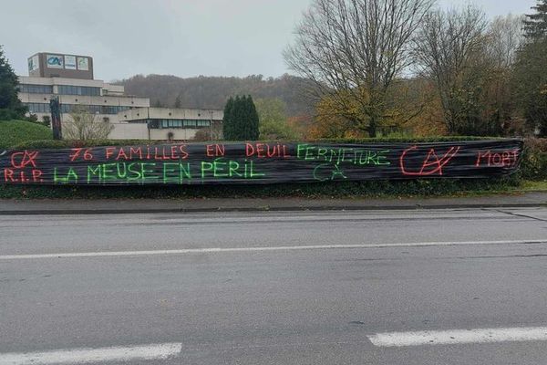 Banderole installée suite à l'annonce du projet de fermeture du siège du Crédit agricole dans la Meuse, à Bar-le-Duc, mardi 19 novembre 2024.