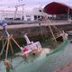 Le chalutier classique Manuel Joël a coulé mardi après-midi dans le port de La Rochelle après avoir été percuté par les éclats d'un pneu de roulève, une grue de relevage.