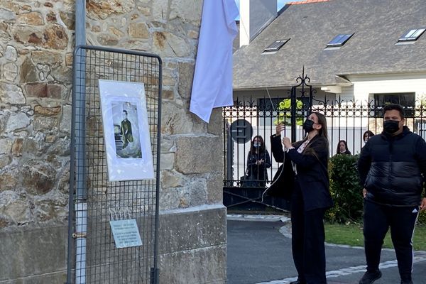 Une plaque a été dévoilée ce vendredi 15 octobre au lycée Bertrand d'Argentré à Vitré en hommage à l'enseignant Samuel Paty assassiné il y a un an.