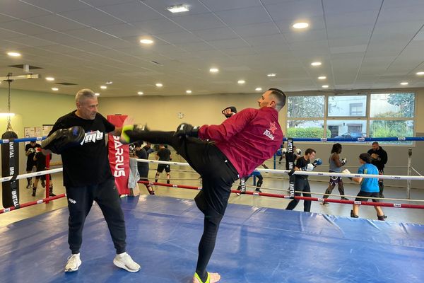 Romain Falendry, quintuple champion du monde de boxe, s'adonne au MMA et participe au premier championnat dédidé à ce sport à la Halle aux Grains de Toulouse.