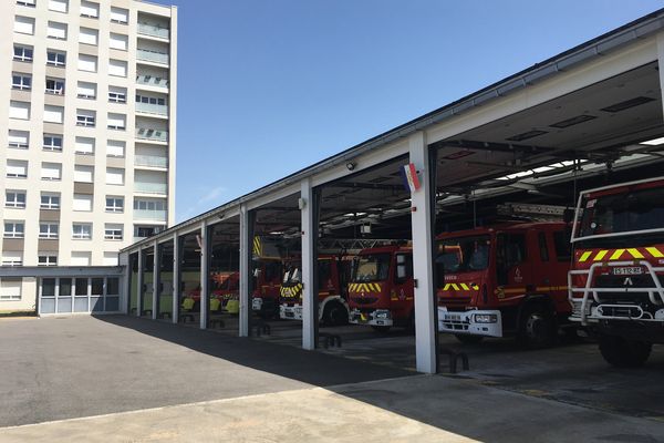 Camions de pompiers stationnés à la caserne de Reims-Witry.