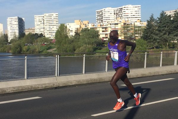 Agnesius Maiyo (Kenya) 1er du marathon de Nantes en 2h 21' 58", ici sur la pont Senghor au 5ème kilomètre de la course