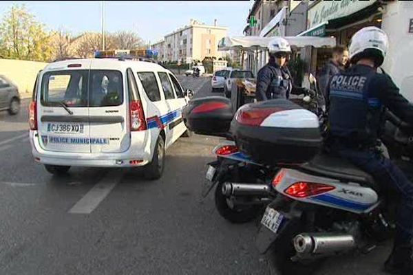 De nombreux policiers ont été déployés dans les quartiers de Bonneveine et du Roy d'Espagne au sud de Marseille pour retrouver un délinquant sexuel présumé. 