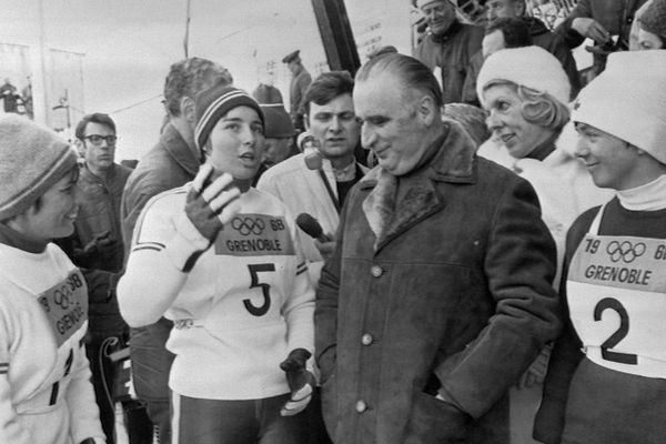 Le Premier ministre français Georges Pompidou, accompagné de son épouse Claude, félicite la Française Marielle Goitschel après avoir remporté le slalom géant féminin, le 13 février 1968, lors des Jeux Olympiques d'hiver, à Grenoble. La skieuse canadienne Nancy Greene a remporté la médaille de bronze, et Annie Famose a remporté la médaille d'argent.